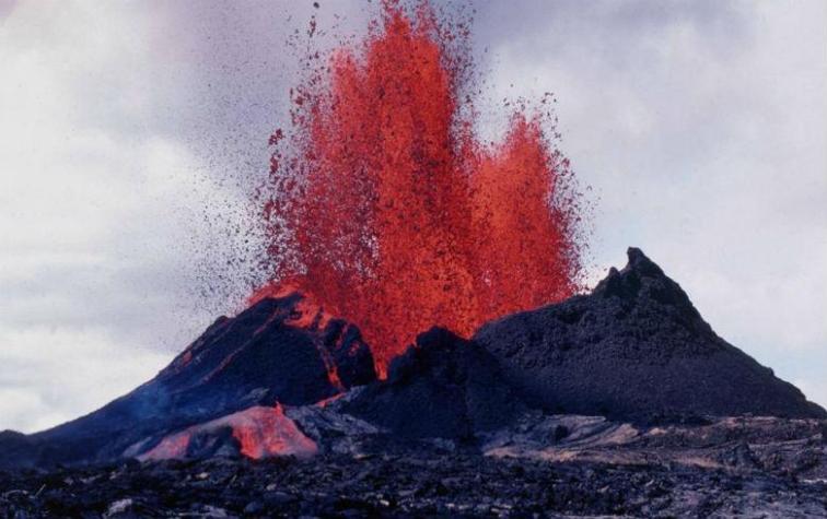 El impresionante momento cuando la lava se “devora” un auto en Hawaii