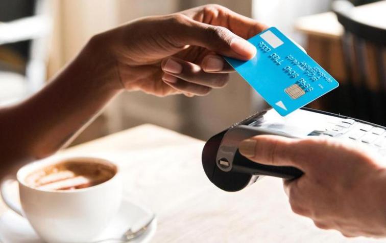 Una mujer dejó por error una propina de 7.600 dólares en un café y no le quieren devolver el dinero