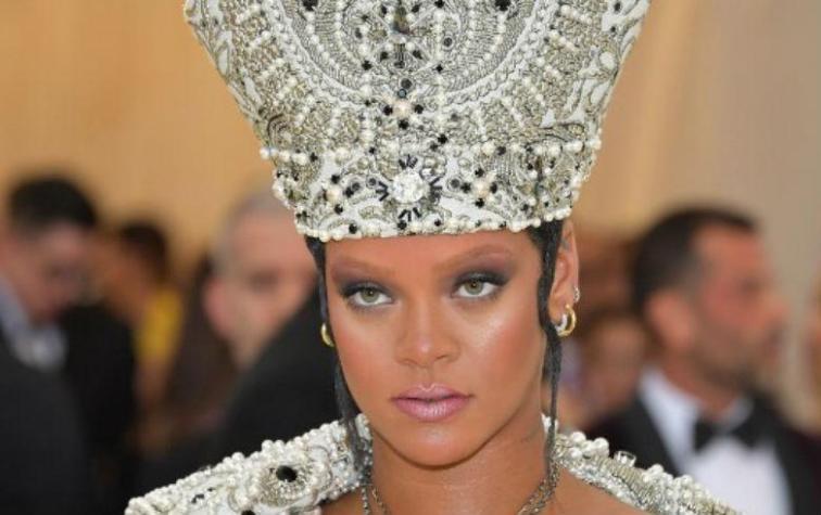  El look “papal” de Rihanna que impactó en la gala MET 2018