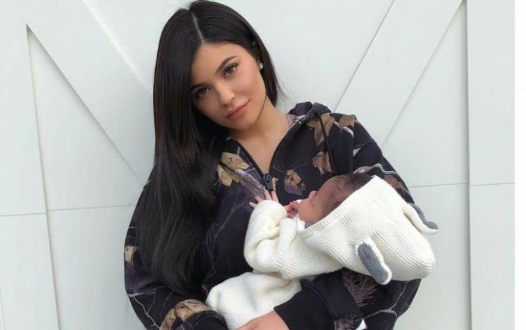 Kylie Jenner muestra los zapatos de lujo que le regalaron a Stormi