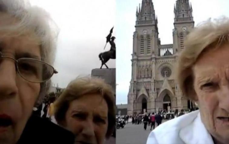 Video de dos abuelitas que luchan por sacarse una selfie enternece a la web