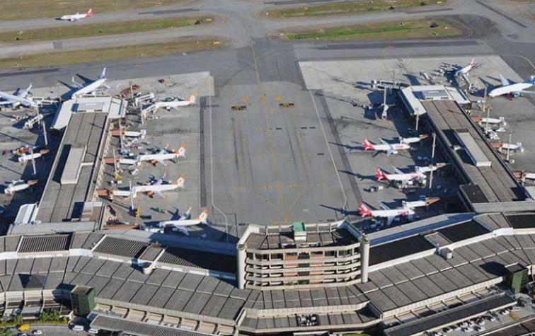 Mujer obligó a un avión a detenerse en la pista para no perder su vuelo