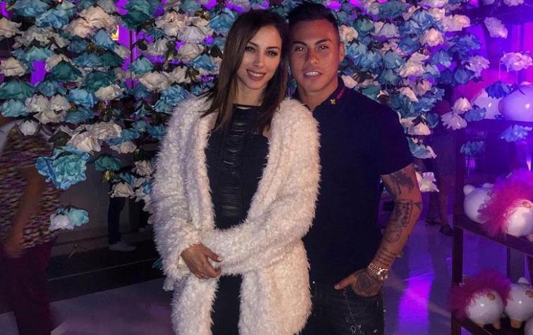 Esposa de Eduardo Vargas sorprende con otra cara en selfie