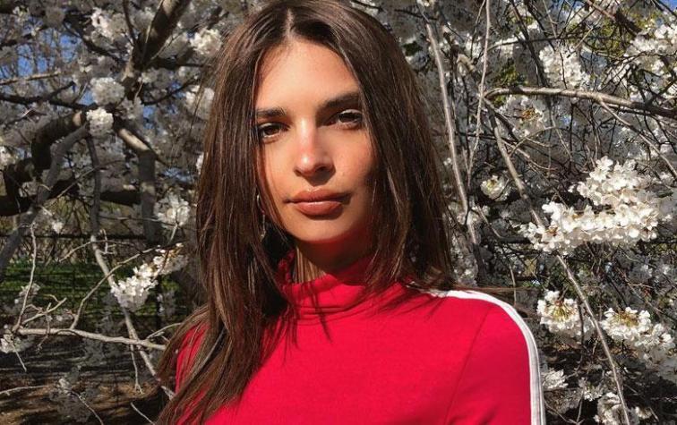 Emily Ratajkowski sale de compras con sensual outfit deportivo