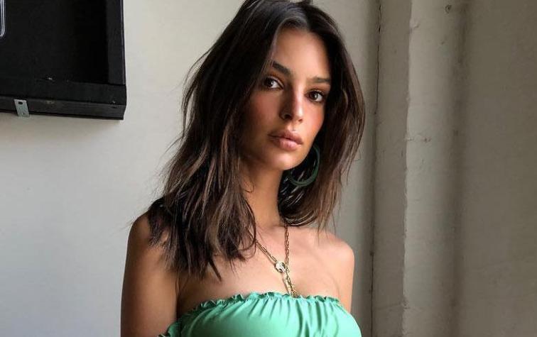 Emily Ratajkowski se desnuda para mostrar sus accesorios top