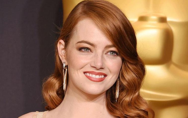 Emma Stone fue sorprendida con zapatillas nuevas y el clásico parche