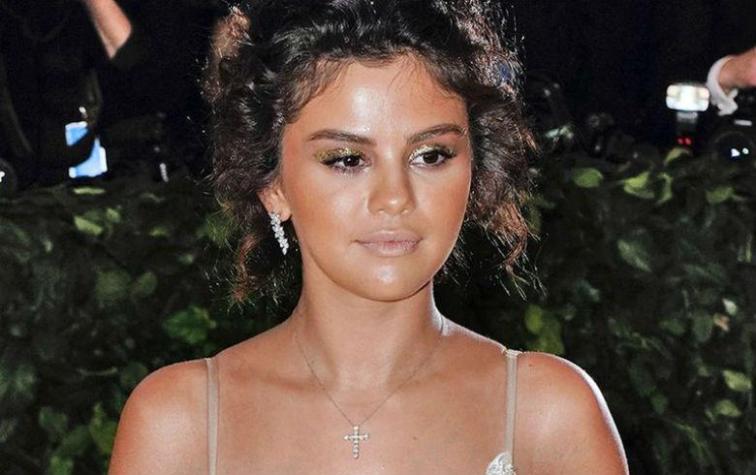 Selena Gomez se auto trolea tras lucir excesivamente bronceada