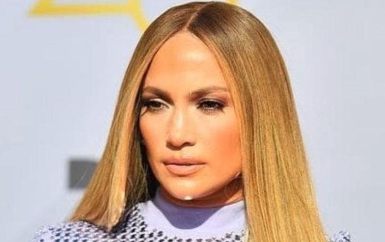 Jennifer Lopez se descuida y deja ver el truco tras sus piernas torneadas