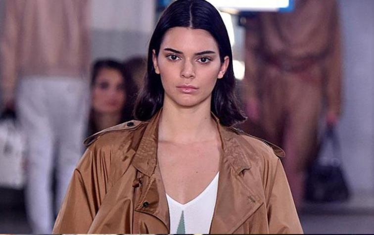 Kendall Jenner es captada disfrutando de una copa y bañándose en Cannes