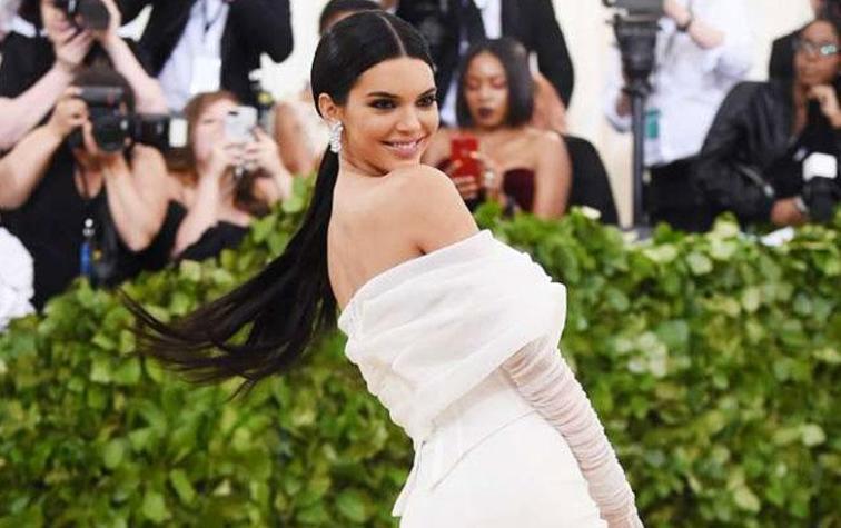 Captan a Kendall Jenner quitando de su camino a un guardia en la Met Gala 