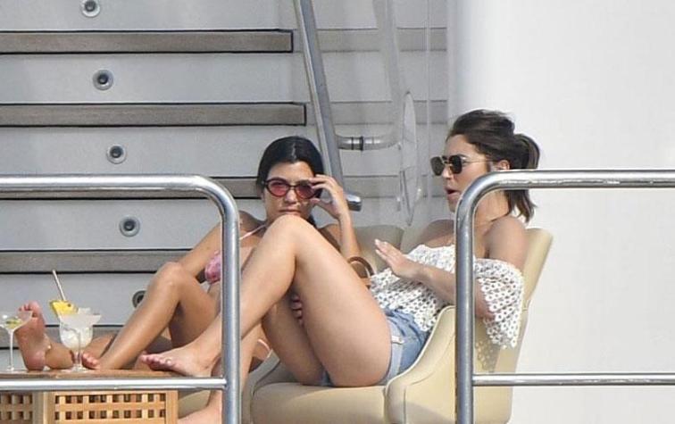 Kendall Jenner y Kourtney Kardashian encienden Instagram con osado jugueteo en bikini