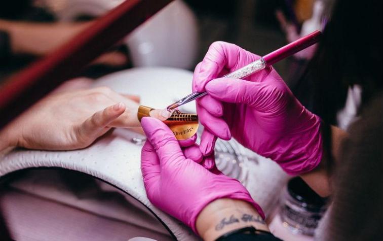 Dientes en las uñas: la extraña tendencia que indigna en redes sociales