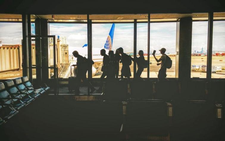 Aerolínea ofrece sueldo de $2 millones para dos amigos que quieran recorrer el mundo