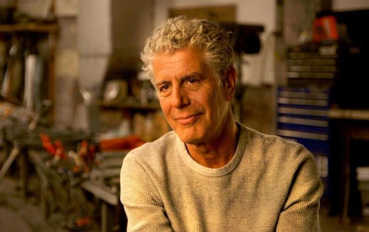 Riendo y bailando: las últimas imágenes de Anthony Bourdain y su equipo de producción