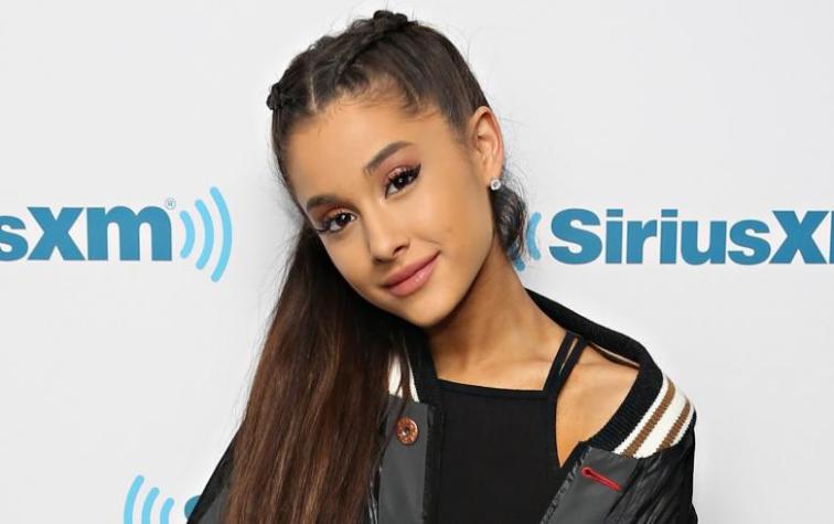 Ariana Grande muestra su enorme anillo de compromiso en Disnelandia