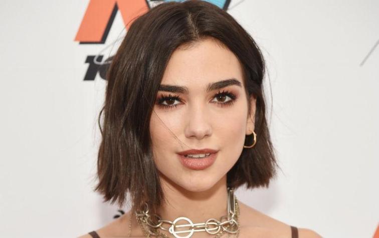 Dua Lipa luce su figura en colorido traje de baño de crochet