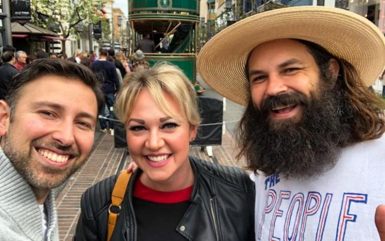 Nace un nuevo oficio: actor desempleado es el primer "paseador de personas"