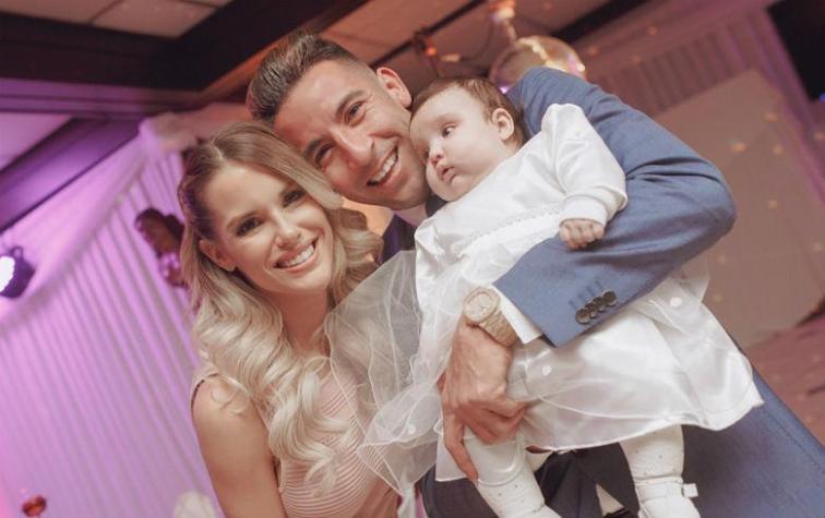 Critican a Gala Caldirola por evidente retoque en foto familiar