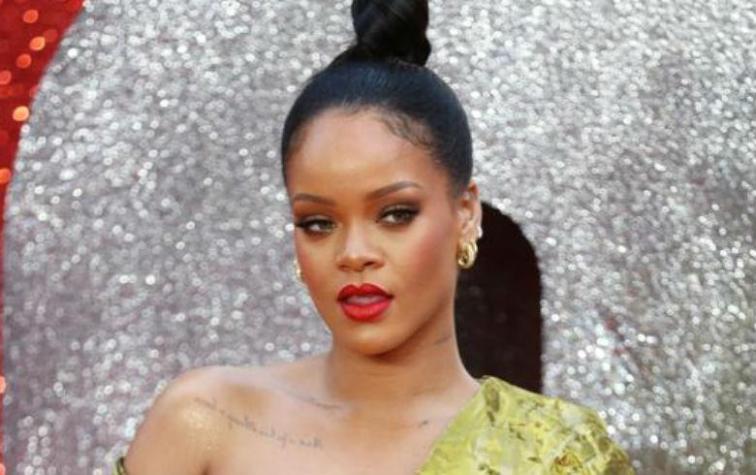 Arriesgado escote dejó nerviosa a Rihanna en una alfombra roja