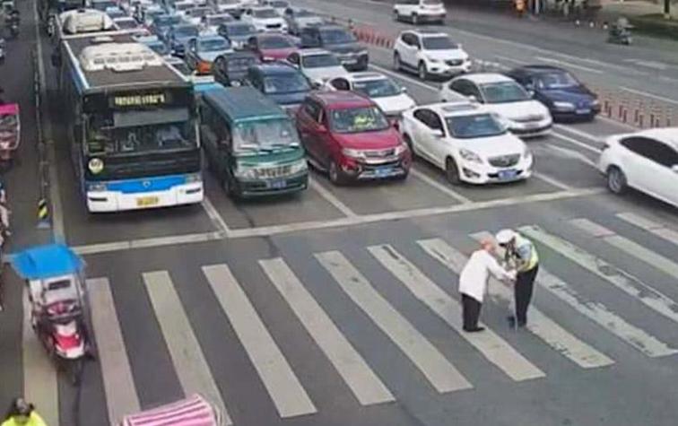 El noble gesto de un policía con un anciano que no podía cruzar la calle