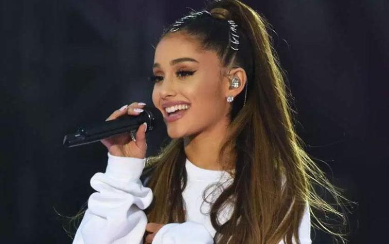 Aseguran que Ariana Grande lleva anillo de compromiso