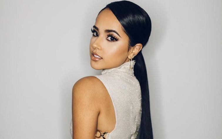 Becky G sorprende con platinada cabellera