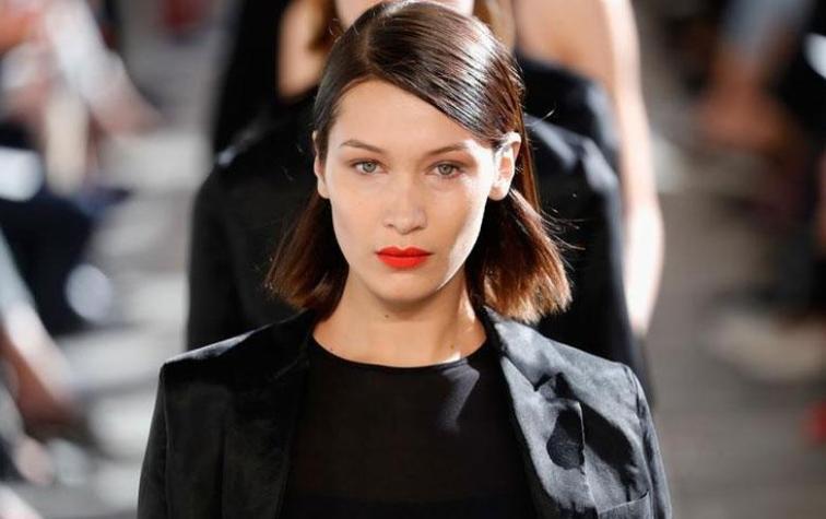 Bella Hadid se luce con novedoso traje de dos piezas y micro shorts