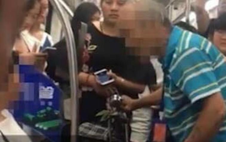 Anciano abofetea a una mujer por no darle el asiento en el metro