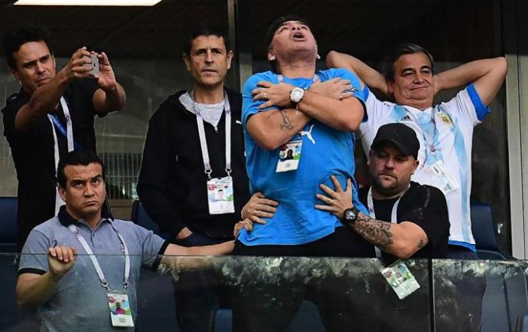 ¿Quién es el relajado hombre que come mientras atienden a Maradona?