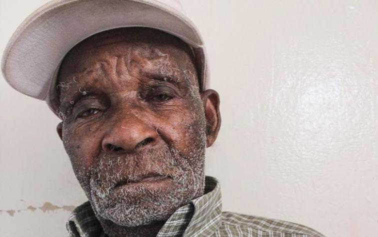 El actual hombre más viejo del mundo quiere dejar de fumar a los 114 años