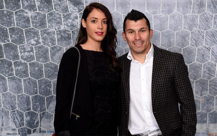 Esposa de Gary Medel defendió al "Pitbull" de ataque en redes sociales