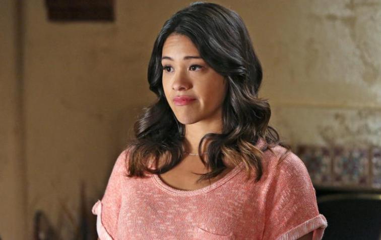 Actriz Gina Rodríguez financiará estudios de una indocumentada con dinero para el Emmy