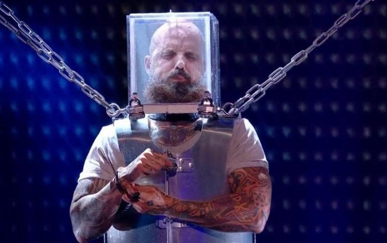 Quiso mostrar su talento para el escapismo pero casi muere ahogado en vivo y en directo