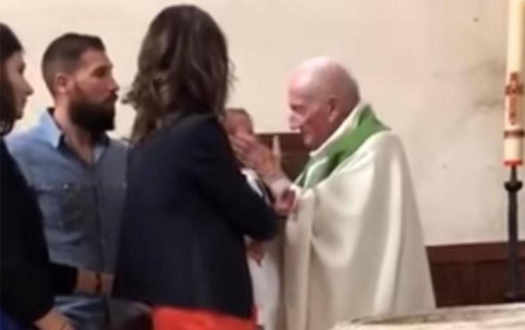 Indignación por sacerdote que abofetea a bebé en bautizo
