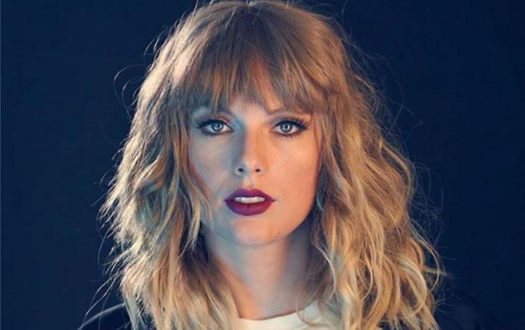 ¿Taylor Swift pelirroja? La cantante sorprende con llamativo look