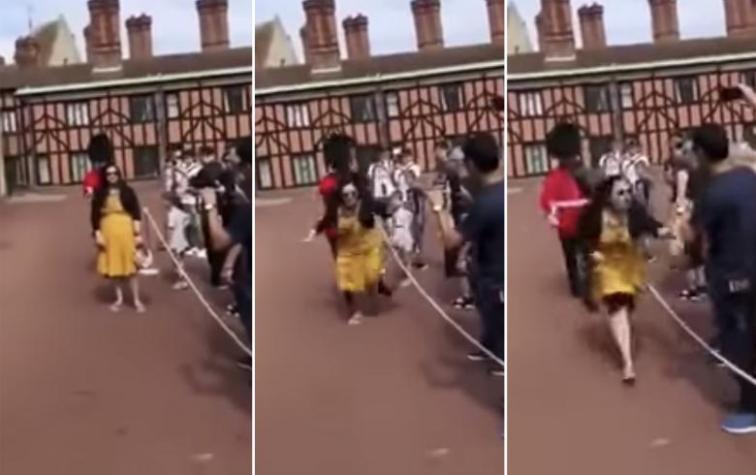 El escandaloso empujón de un guardia real a una turista que cruzó el cordón de seguridad