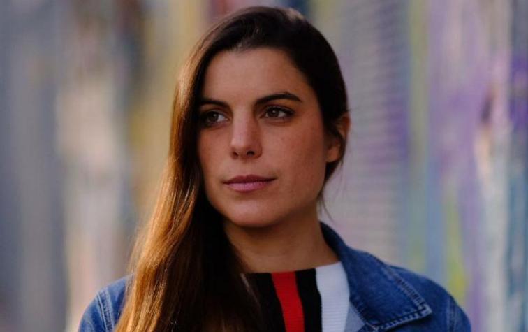 Maite Orsini aparece con el cabello azul en apoyo a la Universidad de Chile