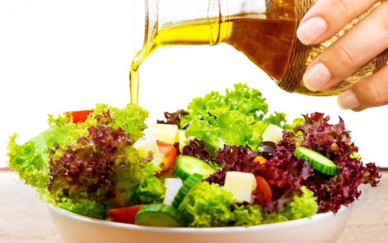 Este es el orden correcto en que deberías colocar los aliños a tu ensalada