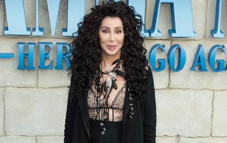 Cher luce "free the nipple" a los 72 años de edad 