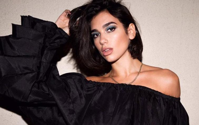 Dua Lipa muestra el dificultoso ejercicio que la tiene con abdomen de acero