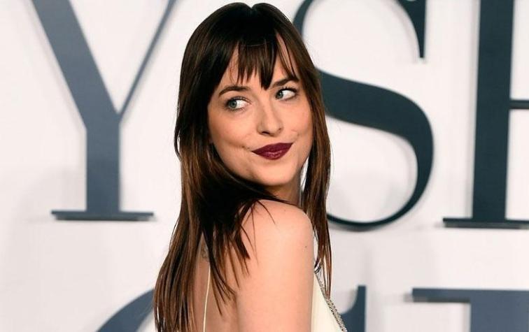 Dakota Johnson y un mezcla de prendas que resulta chic