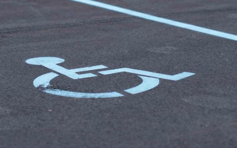 Estacionó su automóvil en el espacio para discapacitados y le rompieron la cara de un ladrillazo