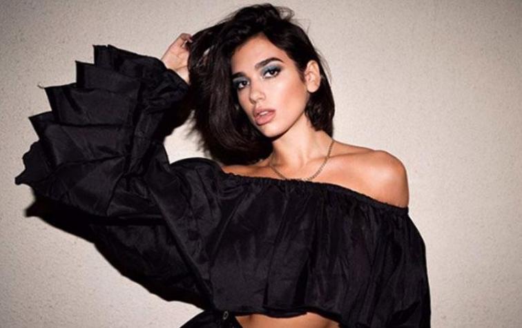 Dua Lipa deslumbra con tan solo un blazer en París