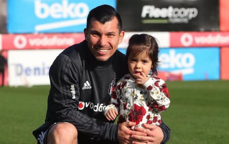 Hija de Gary Medel ya tiene en su clóset un traje de baño de lujo