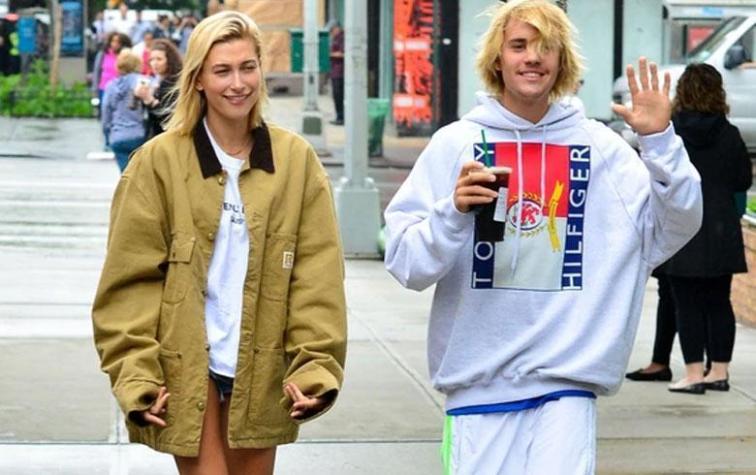 Hailey Baldwin sorprende de la mano de Justin Bieber con un look total Versace