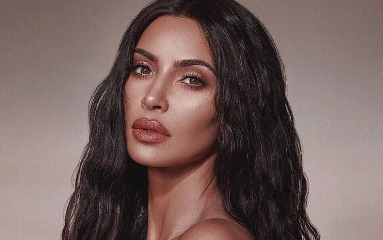 Kim Kardashian luce su nueva figura en osado body negro