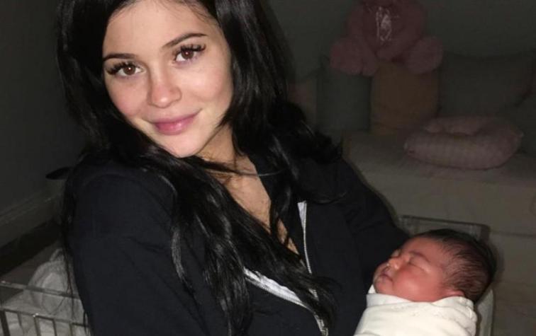 Critican a Kylie Jenner por ponerle aros a su hija Stormi