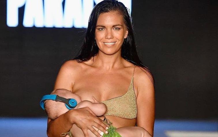 Modelo que desfila amamantando y luciendo su figura post embarazo se hace viral