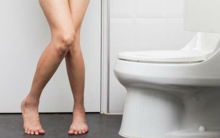 Mujer fue al baño por un dolor de estómago y terminó dando a luz a gemelas