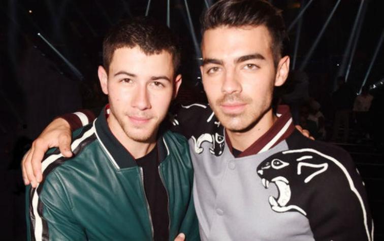 ¡Nick y Joe Jonas de cita doble con sus novias!